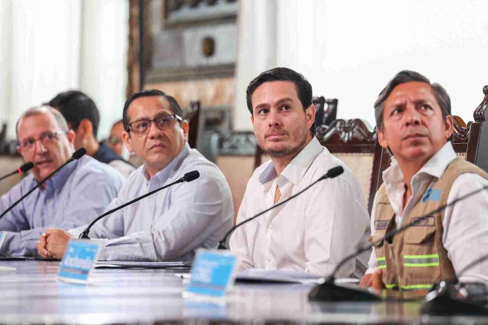 Fernando Cornejo (de blanco) presidirá la mesa de trabajo que evaluará la funcionalidad de la ciudad frente a los apagones.