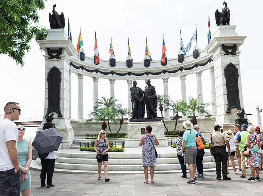 Los turistas visitaron el Hemiciclo La Rotonda, en el Malecón 2000.