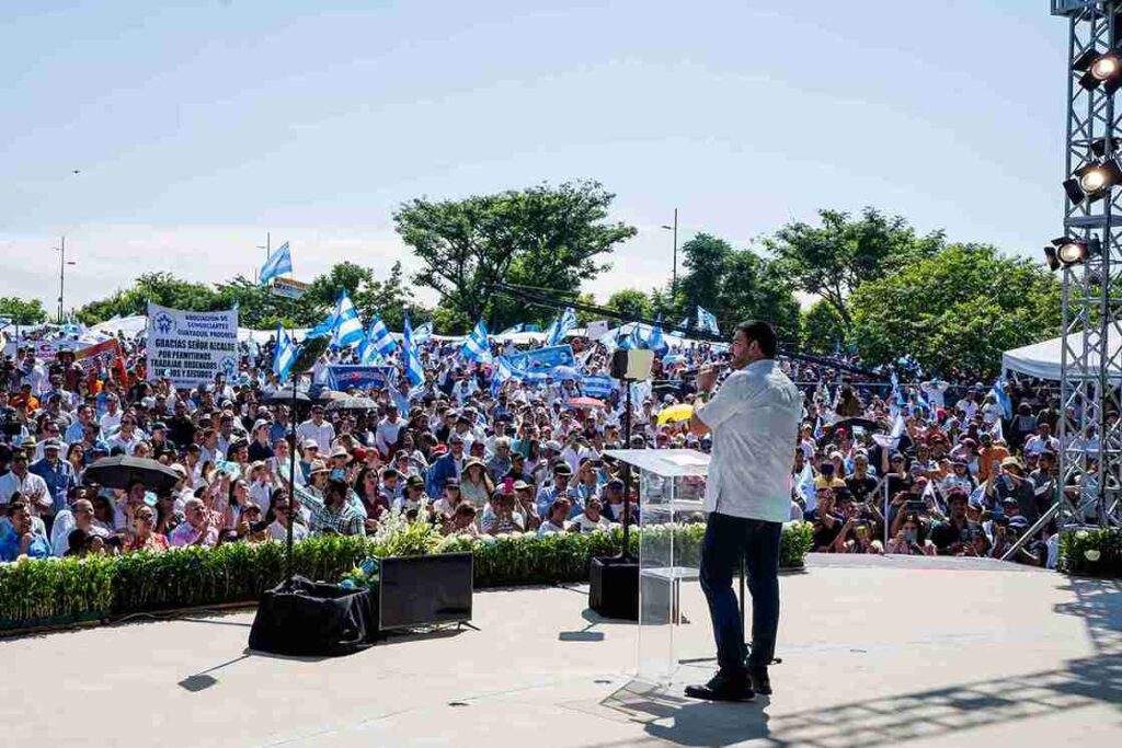 La Concha Acústica del Parque Samanes lució abarrotada de ciudadanos. 