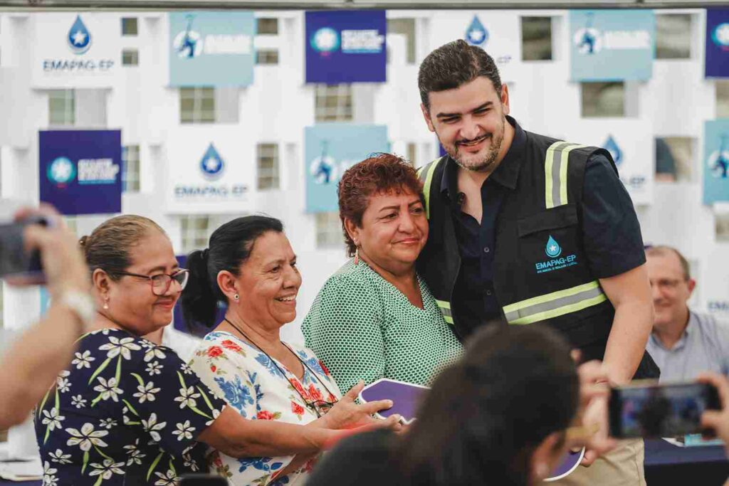 El alcalde Aquiles Alvarez compartió un momento ameno con moradores del sector. 