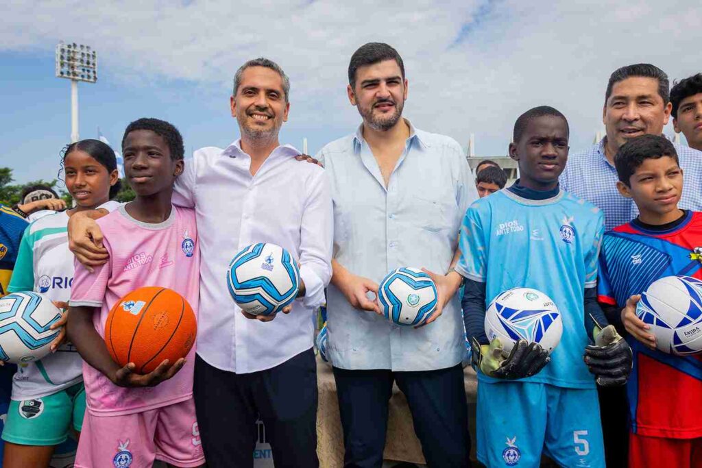 El alcalde Aquiles Alvarez y el concejal Raúl Chávez entregaron balones a alumnos de escuelas y academias de fútbol y baloncesto. 