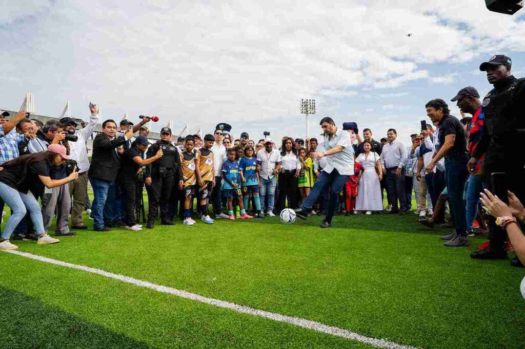 El alcalde Aquiles Alvarez pateó un penalti en una de las canchas del Parque Samanes. 