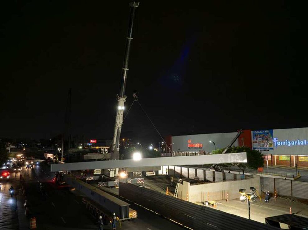 Arrancó el izaje de 12 vigas metálicas en la construcción de la solución vial en la Avenida de Las Américas.