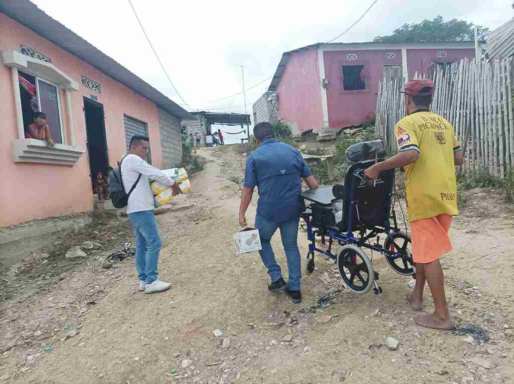 También se entregó una silla de ruedas postural pediátrica. 