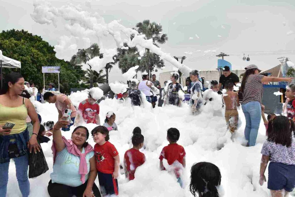 El espuma party despertó el interés de grandes y chicos en el festival celebrado en el barrio Las Peñas.