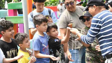 Niños y adultos se divirtieron reviviendo el tradicional juego de trompo.