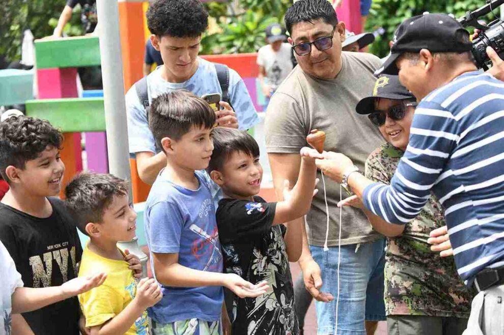 Niños y adultos se divirtieron reviviendo el tradicional juego de trompo.