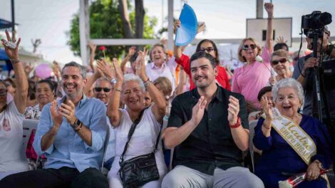 El alcalde Aquiles Alvarez y e concejal Raúl Chávez compartieron un momento junto con las madres del centro gerontológico municipal Dr. Arsenio de la Torre Marcillo.