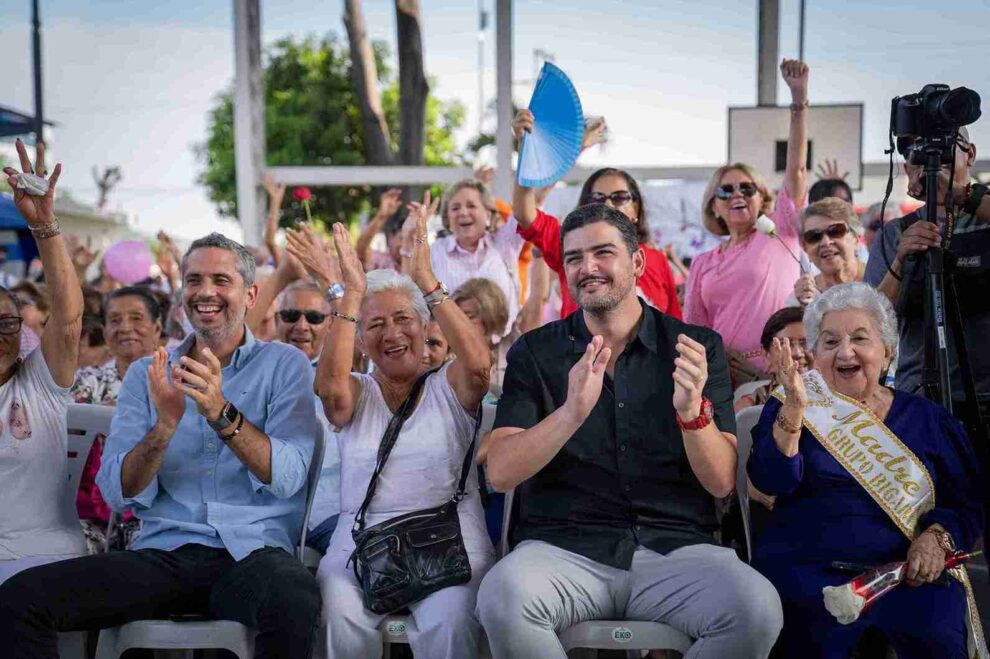 El alcalde Aquiles Alvarez y e concejal Raúl Chávez compartieron un momento junto con las madres del centro gerontológico municipal Dr. Arsenio de la Torre Marcillo.