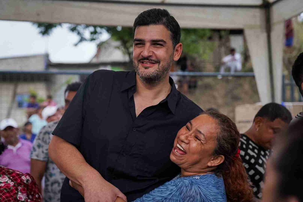 Una madre abraza y felicita al alcalde Aquiles Alvarez. 