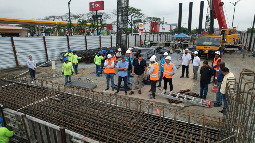 El alcalde Aquiles Alvarez inspeccionó la obra o constató el avance de la misma. 