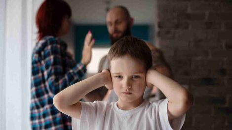 Los niños que presencian violencia de género en su entorno familiar.