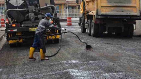 El Municipio de Guayaquil repara las calles de la ciudadela 9 de Octubre.