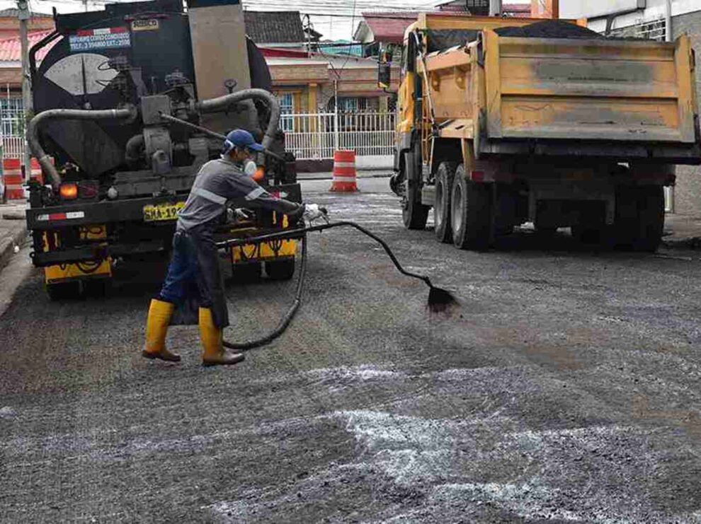 El Municipio de Guayaquil repara las calles de la ciudadela 9 de Octubre.