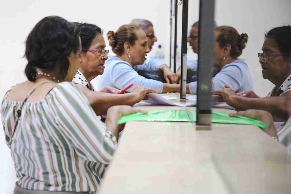 Ciudadanos pagan sus impuestos en las ventanillas municipales.