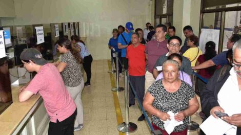 Ciudadanos se acercaron a las ventanillas municipales.