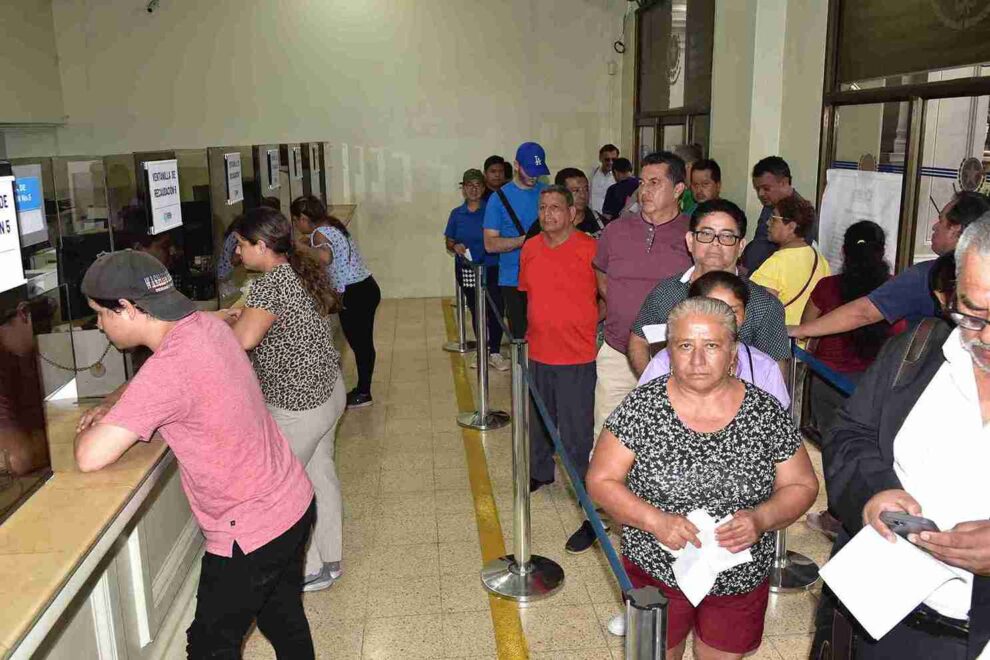 Ciudadanos se acercaron a las ventanillas municipales.