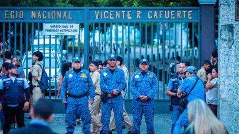 Agentes de Control Municipal resguardan el ingreso al colegio Vicente Rocafuerte, en el centro de Guayaquil.