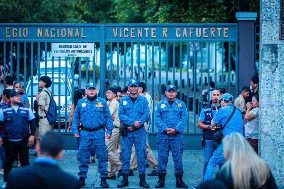 Agentes de Control Municipal resguardan el ingreso al colegio Vicente Rocafuerte, en el centro de Guayaquil.