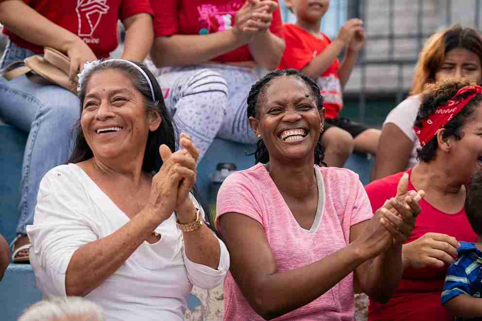 Las madres vivieron un momento de alegría junto al Alcalde. 