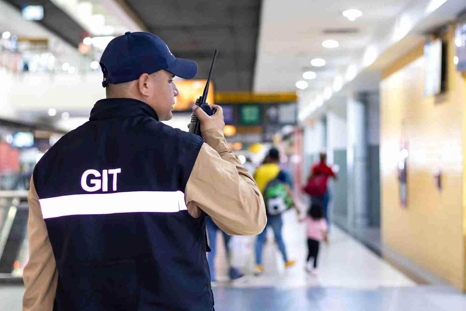 Un agente del Grupo de Inteligencia de la Terminal (GIT) recorre los pasillos interiores del edificio.