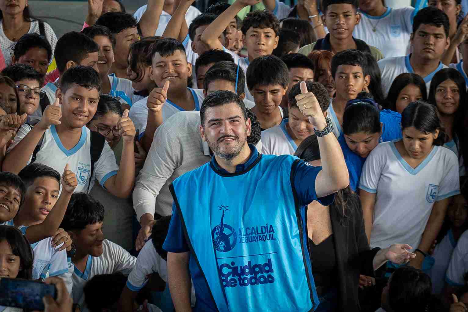 El Alcalde Aquiles Alvarez posa junto a estudiantes.