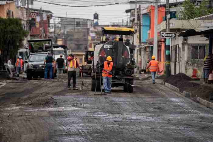 Una cuadrilla de obreros realiza el asfaltado de unas de las calles del Suburbio.