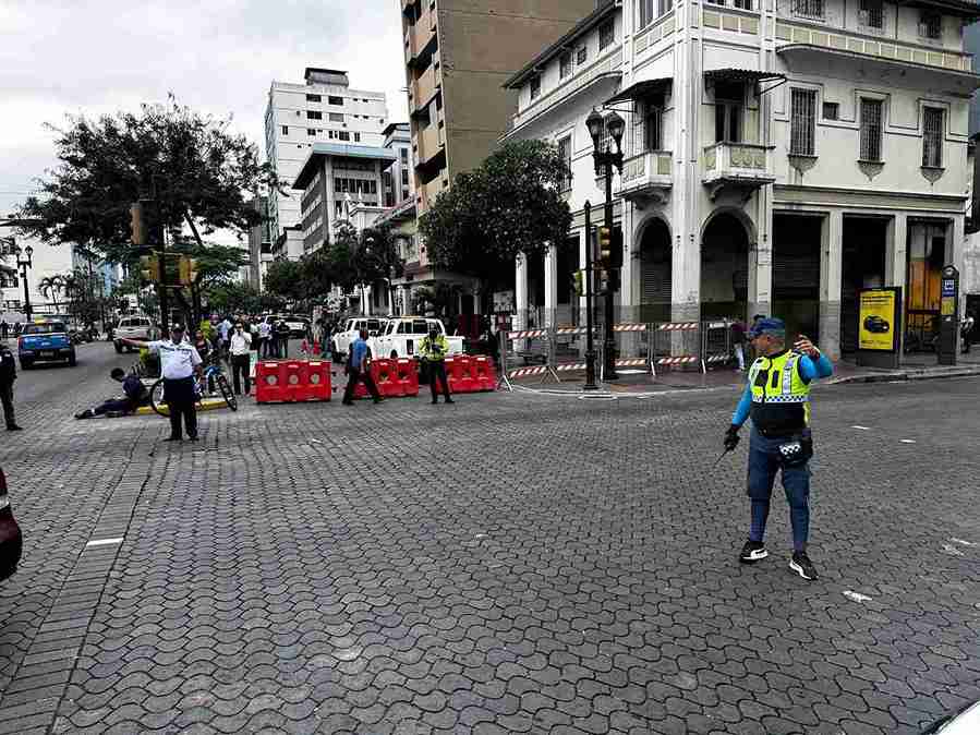 Agentes civiles de la ATM controlan el tránsito en la zona donde está el edificio Fantasía.