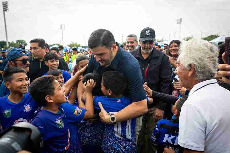 Un grupo de niños se abalanzan a saludar al alcalde Aquiles Alvarez.