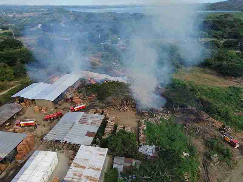 El incendio se originó en un depósito de maderas.