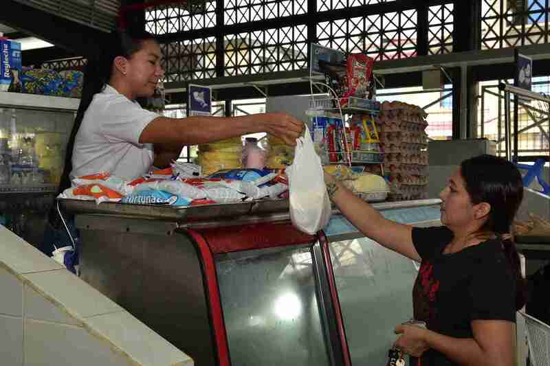 Las ventas han aumentado para los comerciantes de este centro de abastos.