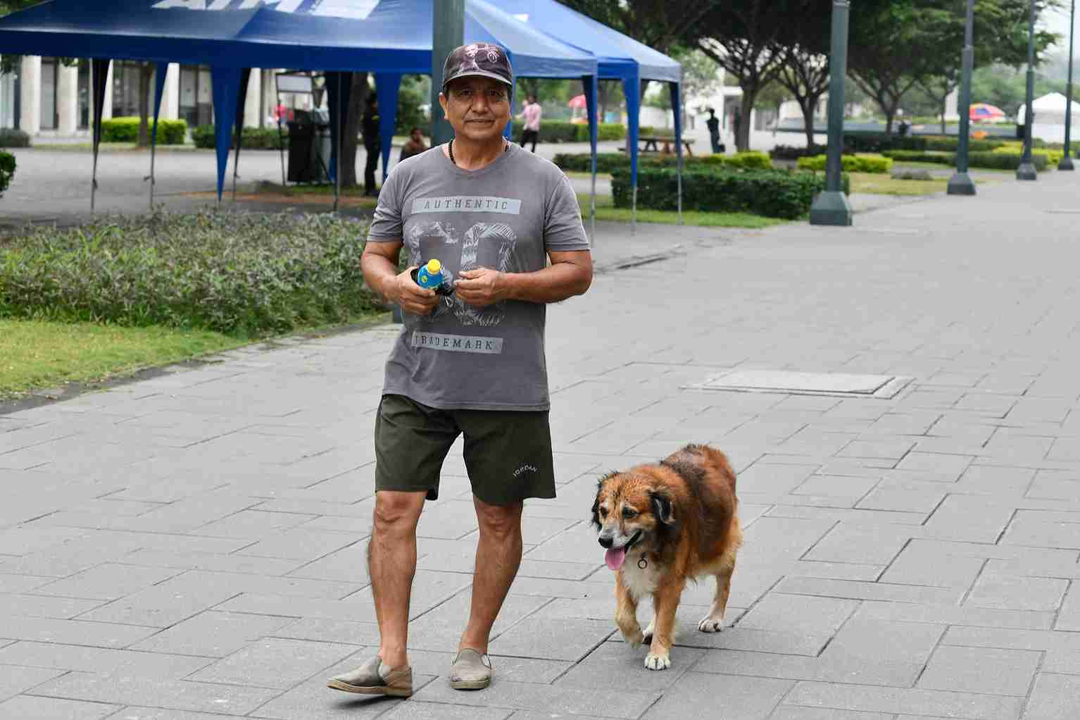 Un ciudadano pasea a su perro en el Parque Samanes.