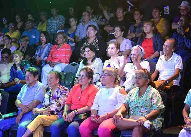 Adultos mayores participan en el programa Martes Dorados.