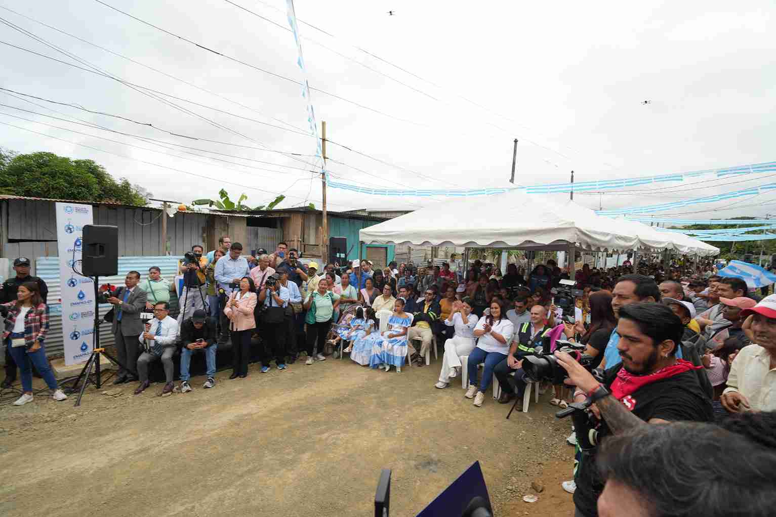 Moradores se Sergio Toral II participaron en la inauguración del nuevo sistema de agua potable.