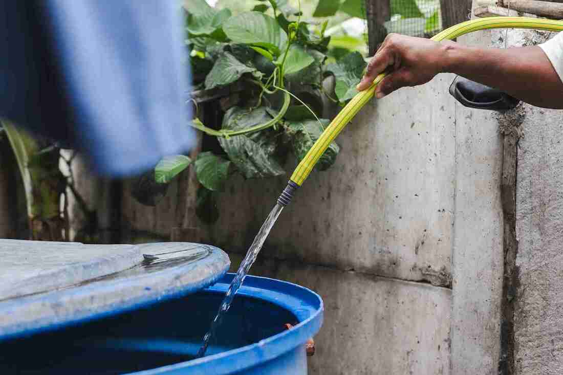 Un habitante de Sergio Toral 2, se abastece de agua potable tras la inauguración de la obra