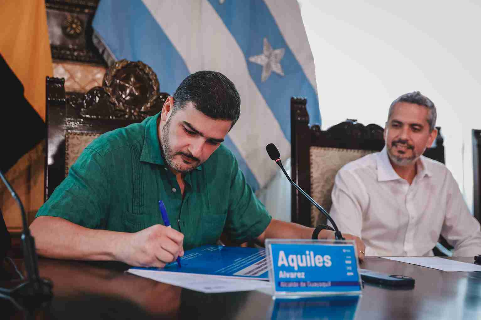 El momento en que el Alcalde Aquiles Alvarez firma el convenio como testigo de honor.