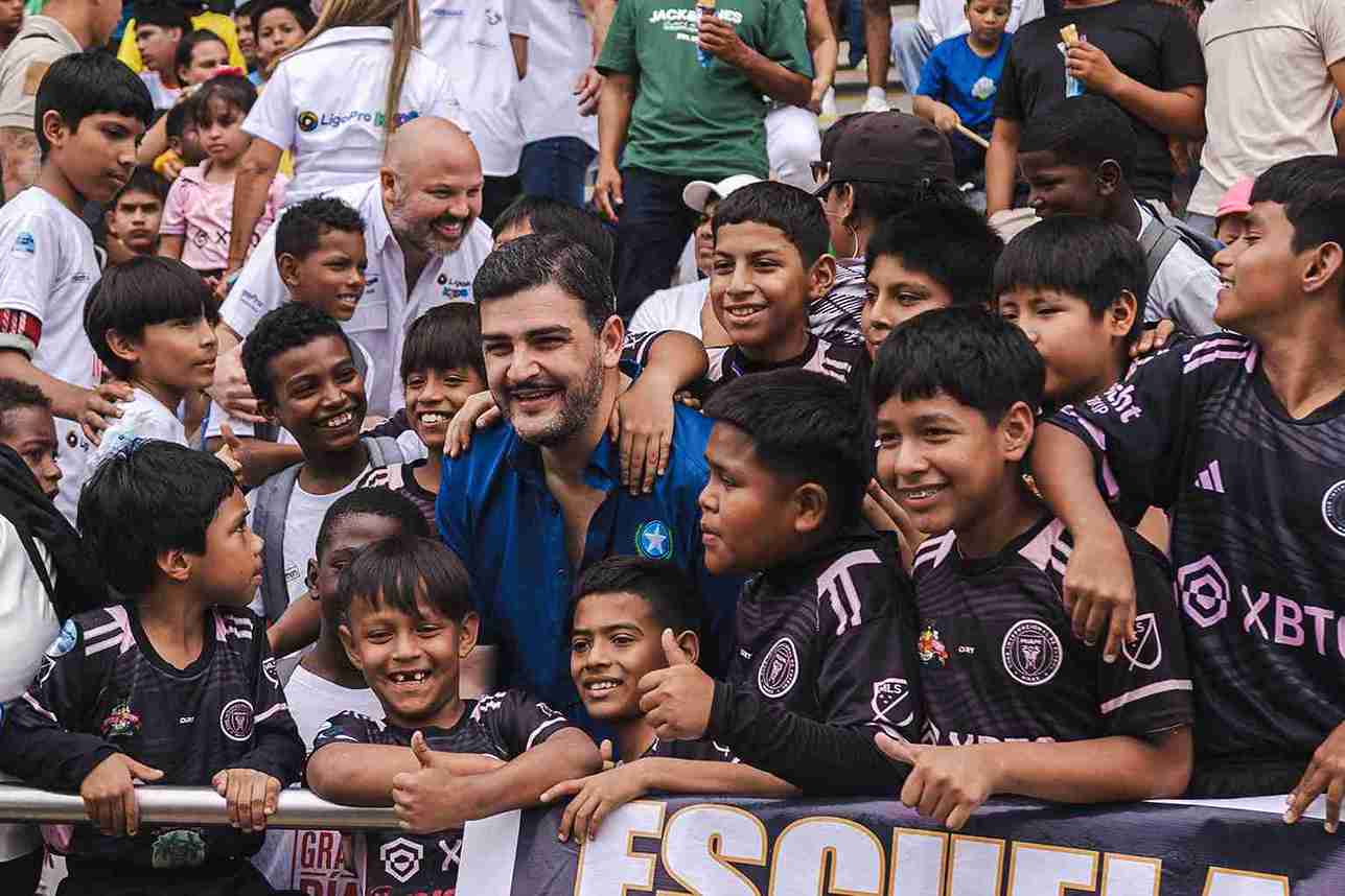 El alcalde Aquiles Alvarez posa con un grupo de niños durante las premiaciones.