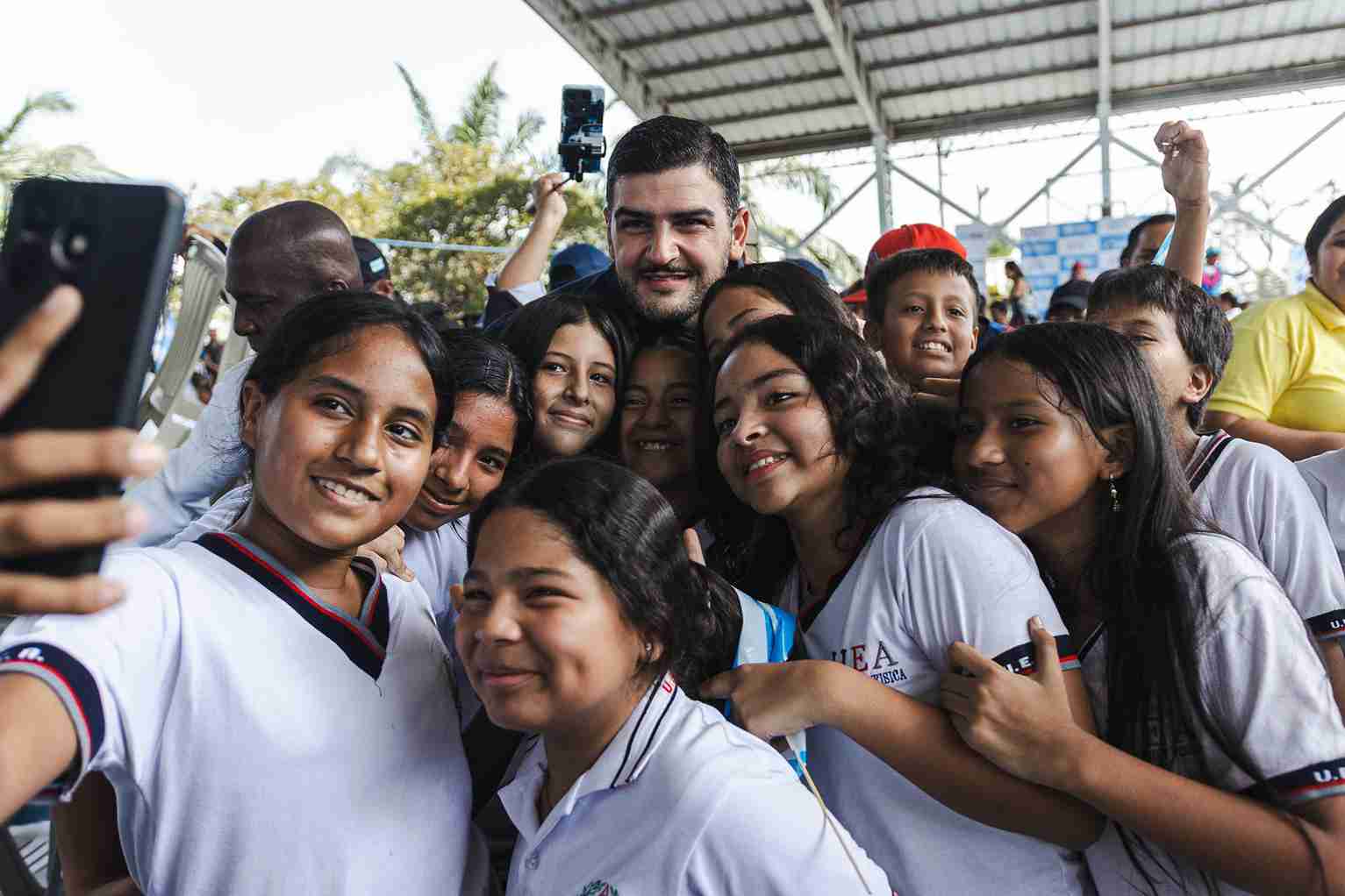 El alcalde Aquiles Alvarez se fotografío con estudiantes.