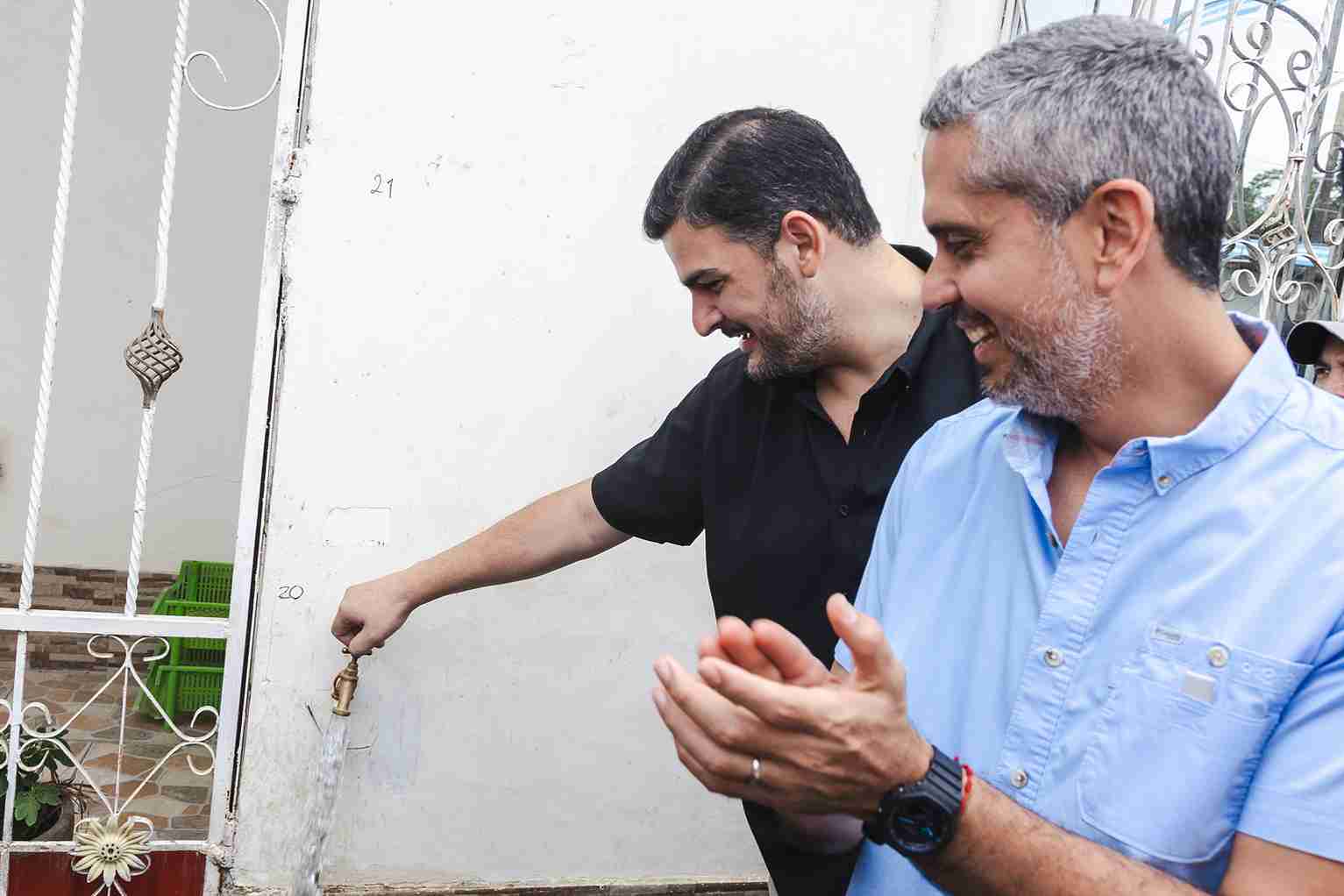 El alcalde Aquiles Alvarez y el concejal Raúl Chávez durante la inauguración del sistema de agua potable en Sergio Toral II.