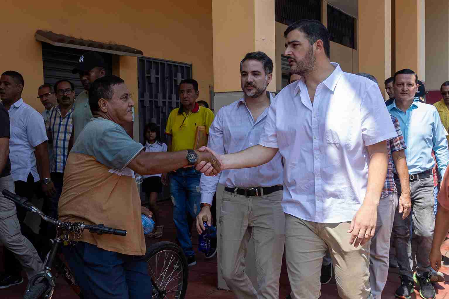 El Alcalde Aquiles Alvarez saluda a un ciudadano durante su recorrido por la renovada calle Francisco de Paula Lavayen.