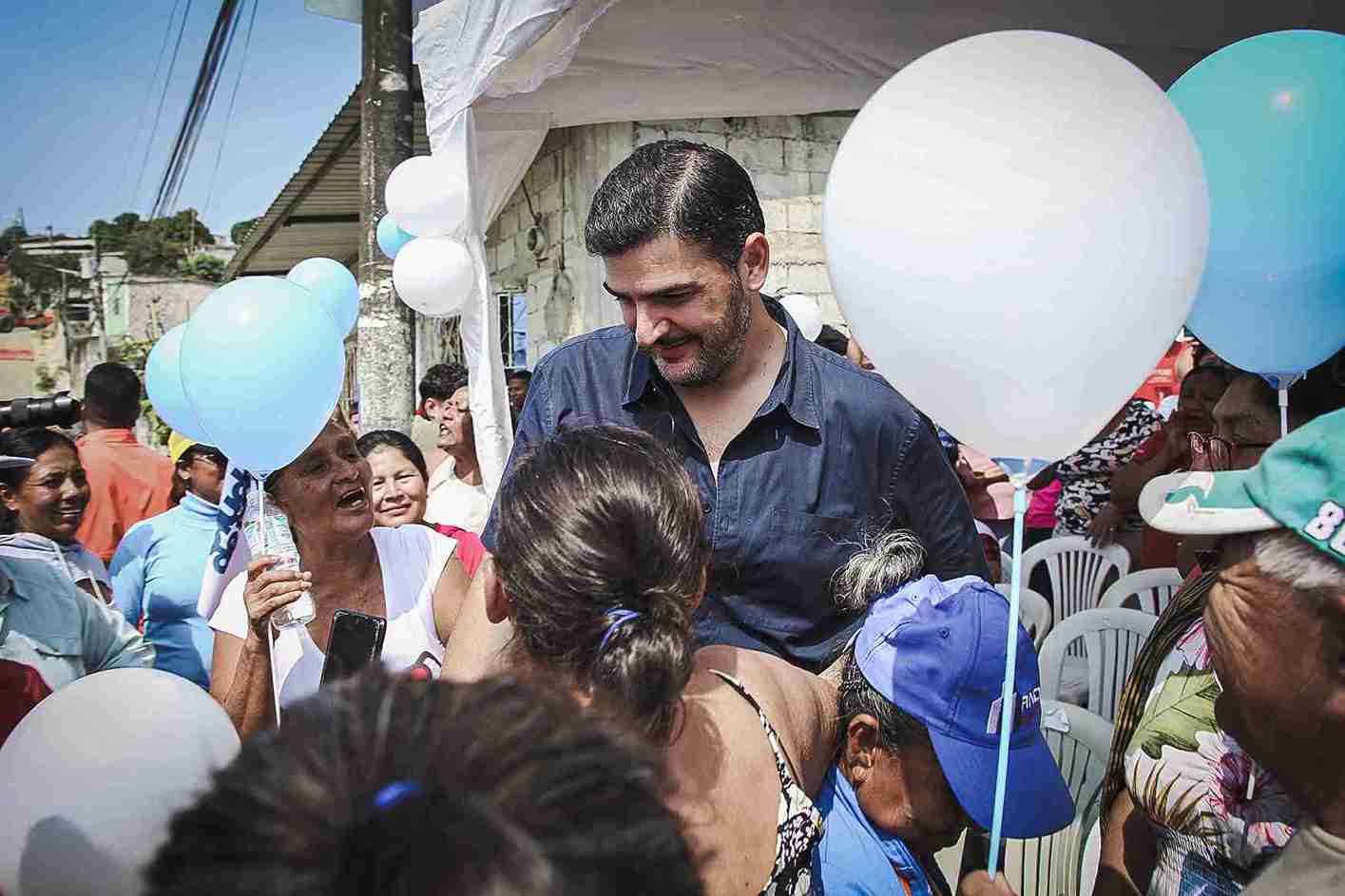 El alcalde Aquiles Alvarez saludó a los moradores del sector.