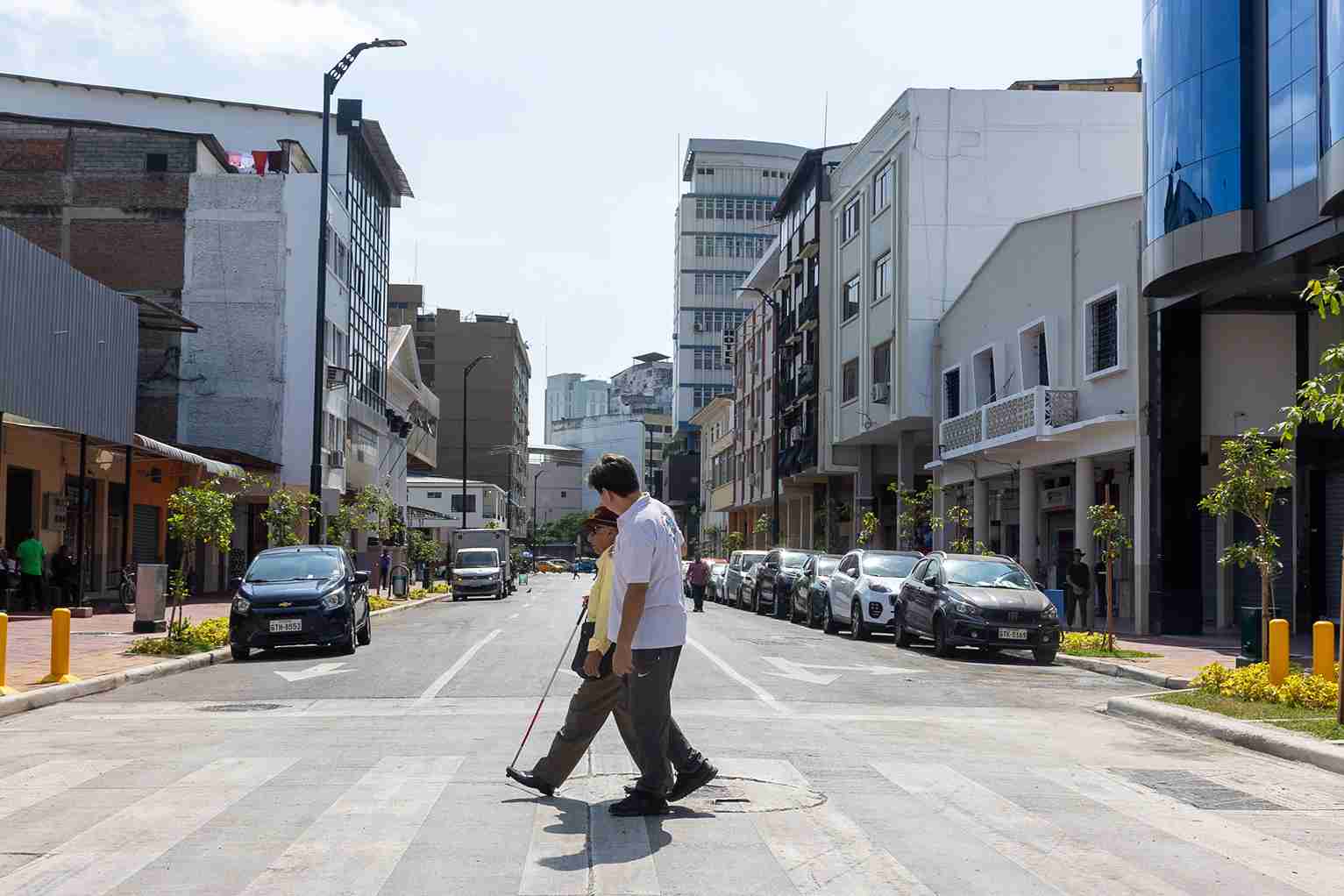 Dos ciudadanos transitan por la nueva calle Francisco de Paula Lavayen.