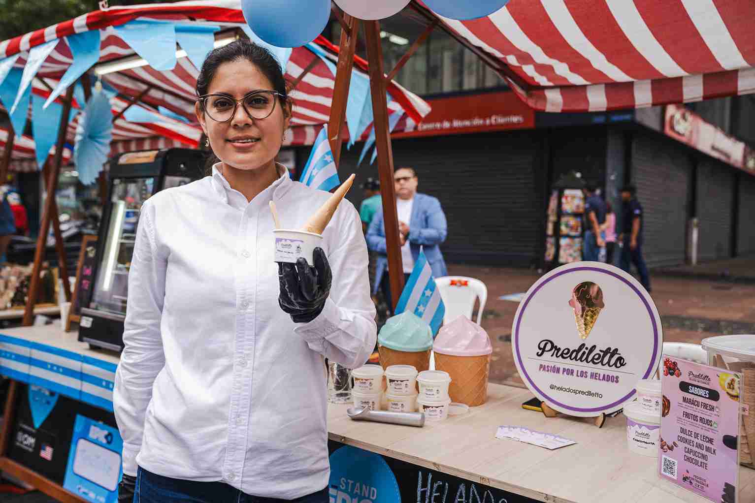 Una emprendedora muestra el producto que vendió durante la Feria.