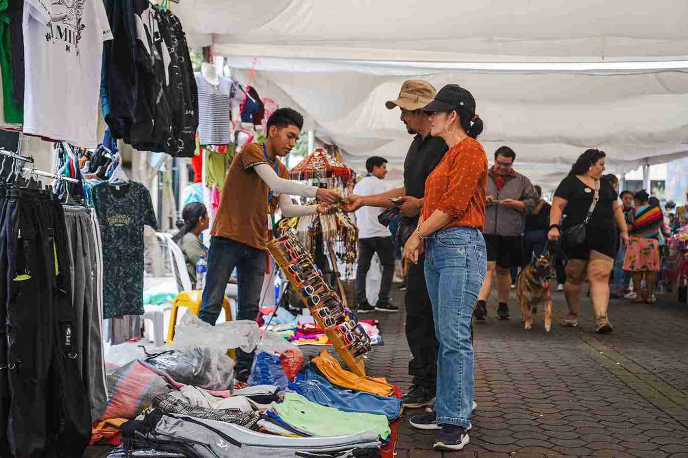 Un comerciante vende sus productos en un espacio digno y seguro.