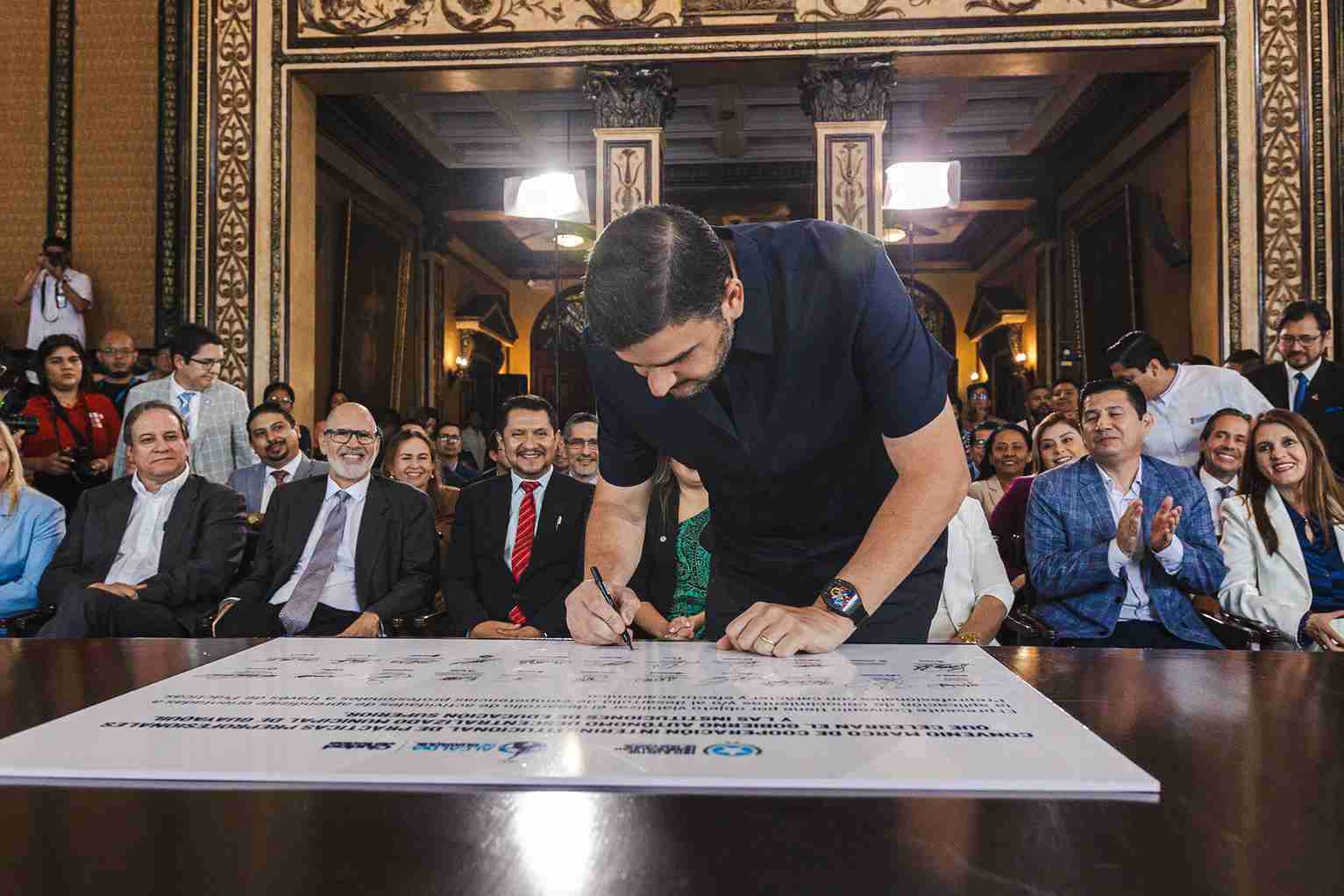 El alcalde Aquiles Alvarez en el momento en que firma el convenio.