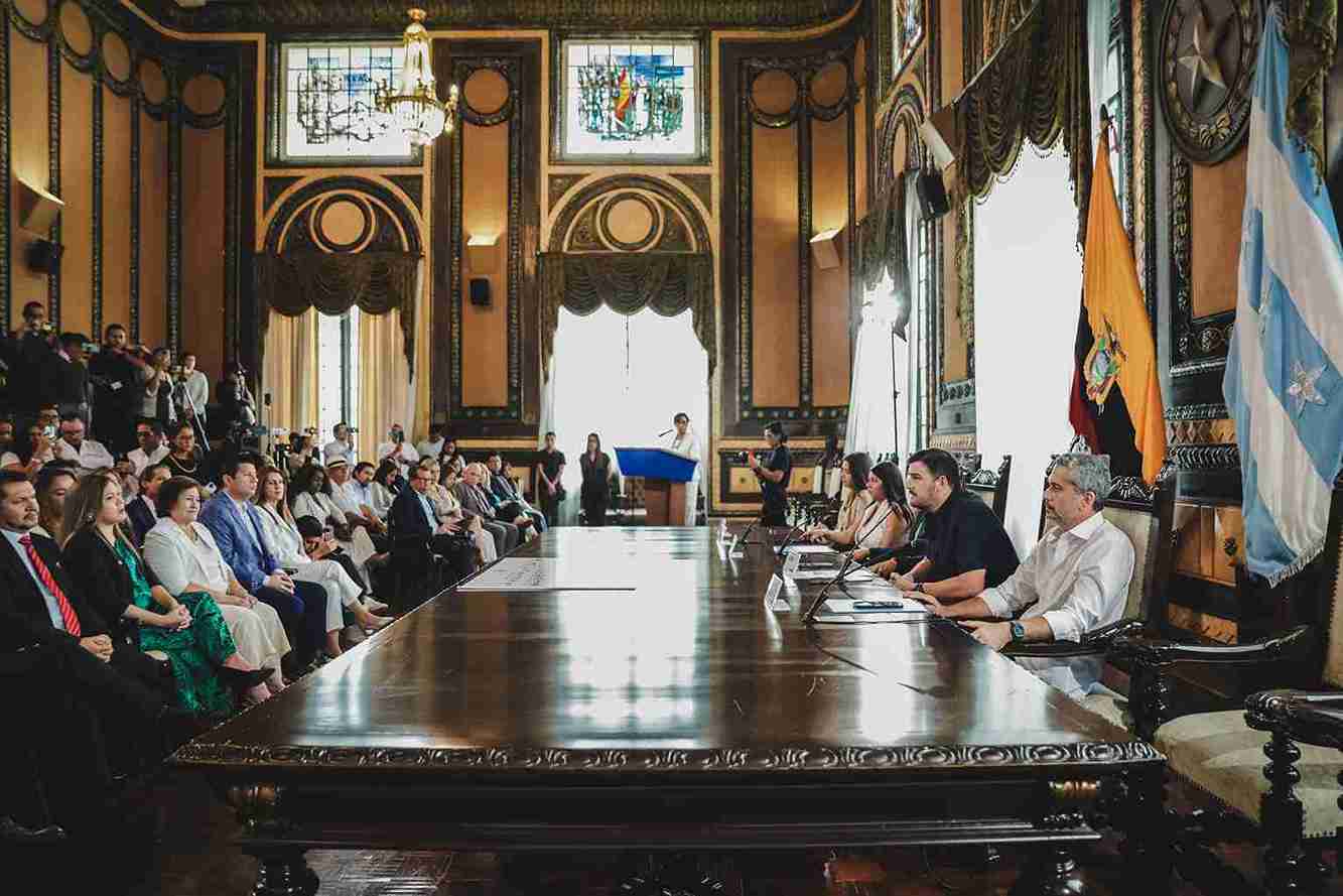 La firma del convenio se realizó en el Salón de la Ciudad.