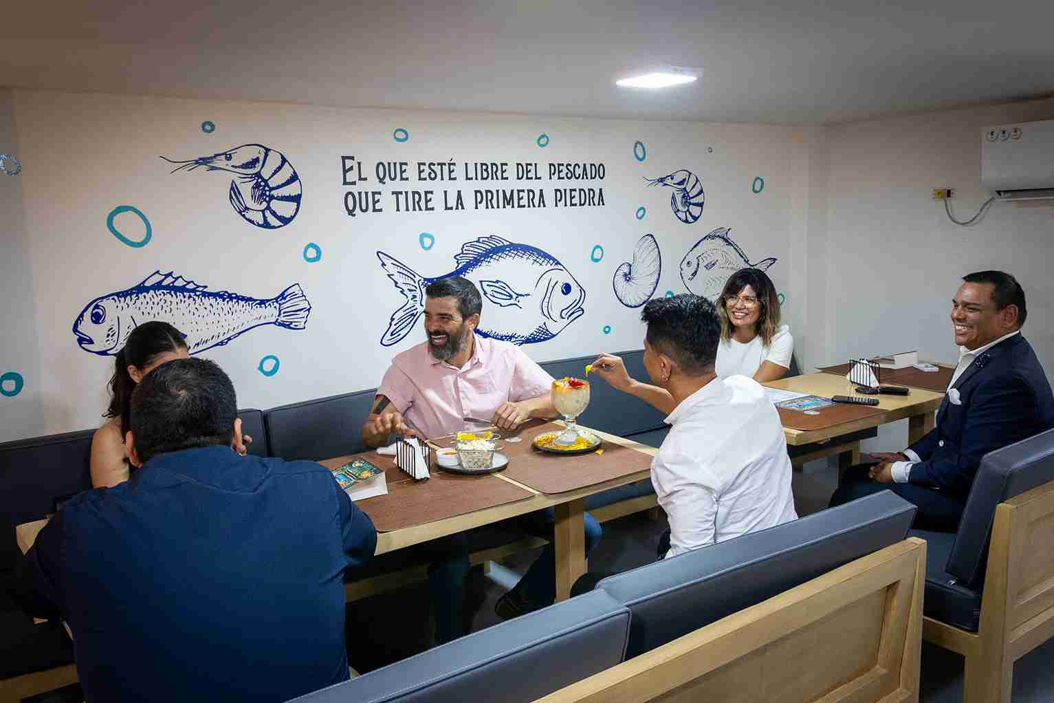 Un grupo de amigos comparte un momento es esparcimiento en uno de los restaurantes de la calle Panamá.