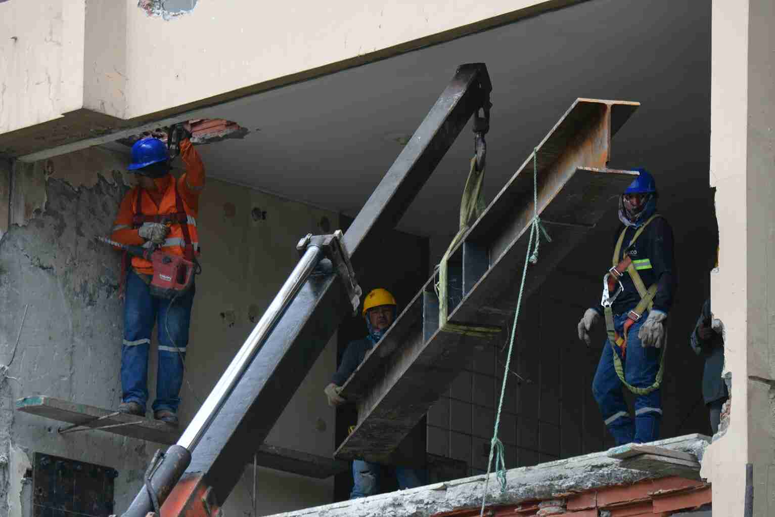 En total se colocarán seis pilotes para evitar que la inclinación del edificio se acentúe.