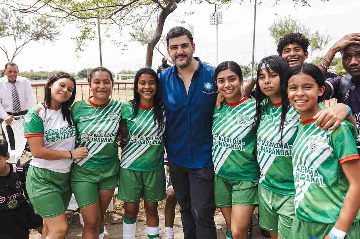 El alcalde Aquiles Alvarez felicitó al equipo femenino del cantón Naranjal. 