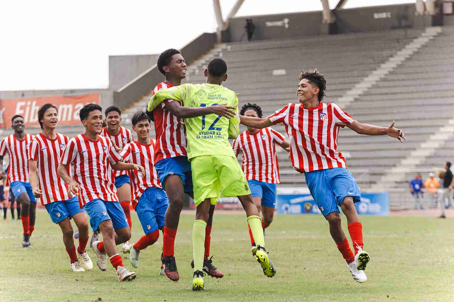 Un grupo de jugadores celebran la obtención del título del torneo.